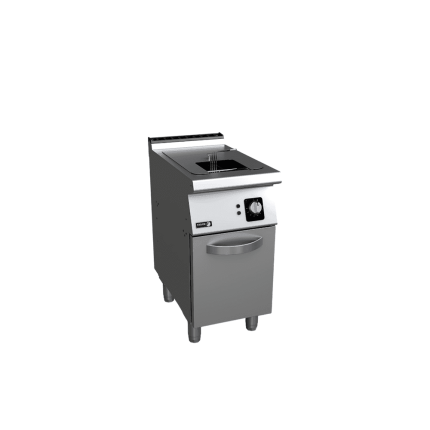 🍟 Friteuza GPL 1×15 lt linia 700 Friteuza profesionala pe gaz GPL 1×15 lt linia 700, montata pe dulap inchis, proiectata pentru prajire eficienta si control precis al temperaturii in bucatarii horeca. Este solutia ideala pentru restaurante si unitati cu flux constant, unde sunt necesare incalzire rapida, calitate constanta a uleiului si siguranta in exploatare. ⚙️ Constructie profesionala din inox AISI 304 Echipamentul este fabricat din otel inoxidabil AISI 304 cu grosime de 1,5 mm, material care asigura durabilitate ridicata, rezistenta la coroziune si igiena maxima. Dulapul inchis permite depozitarea accesoriilor si integrarea ergonomica in linia de gatit. 🔥 Zona rece pentru mentinerea calitatii uleiului Friteuza este prevazuta cu zona rece in partea inferioara a cuvei, care reduce arderea resturilor alimentare. Aceasta caracteristica contribuie la mentinerea caracteristicilor uleiului si la prelungirea duratei de utilizare. 🎛️ Control precis al temperaturii Temperatura de lucru este reglabila intre 60 si 200 °C, oferind flexibilitate pentru diferite tipuri de produse. Echipamentul include termostat de control si termostat de siguranta, pentru utilizare stabila si sigura. 🔥 Putere mare si incalzire rapida Cu putere de 15 kW, friteuza ofera incalzire foarte rapida si un raport optim de pana la 1 kW per litru de ulei, ideal pentru productivitate constanta in utilizare profesionala. 🧼 Curatare si intretinere usoara Descarcarea uleiului se face prin robineti robusti, rezistenti la temperaturi ridicate. Capacul si cosul sunt incluse pentru cuva. Accesul frontal la componente simplifica operatiunile de mentenanta. ⚡ Alimentare pe gaz GPL Functioneaza cu gaz GPL, fiind potrivita pentru bucatarii unde alimentarea electrica nu este optima sau unde se prefera echipamente pe gaz. 📐 Specificatii tehnice Tip echipament: friteuza pe gaz GPL Linia: 700 Capacitate: 1 × 15 lt Temperatura lucru: 60–200 °C Alimentare: gaz GPL Putere: 15 kW Material: otel inoxidabil AISI 304 Dimensiune externa: 400x730x850 mm ✅ Concluzii O friteuza profesionala pe gaz GPL 1×15 lt robusta, eficienta si usor de exploatat, recomandata pentru bucatarii horeca care necesita control termic precis, prajire constanta si fiabilitate pe termen lung.